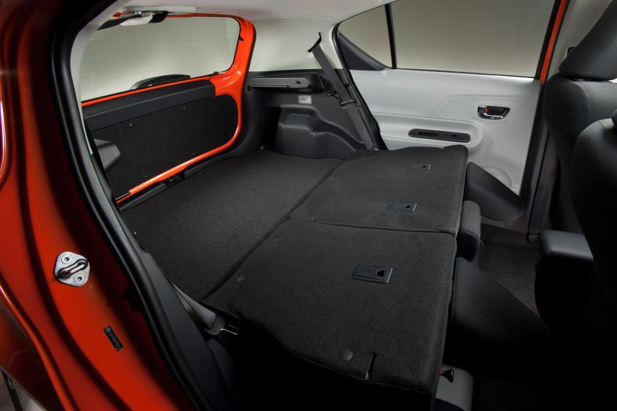  Toyota Prius C 2011 года  (фото 10 из 37)